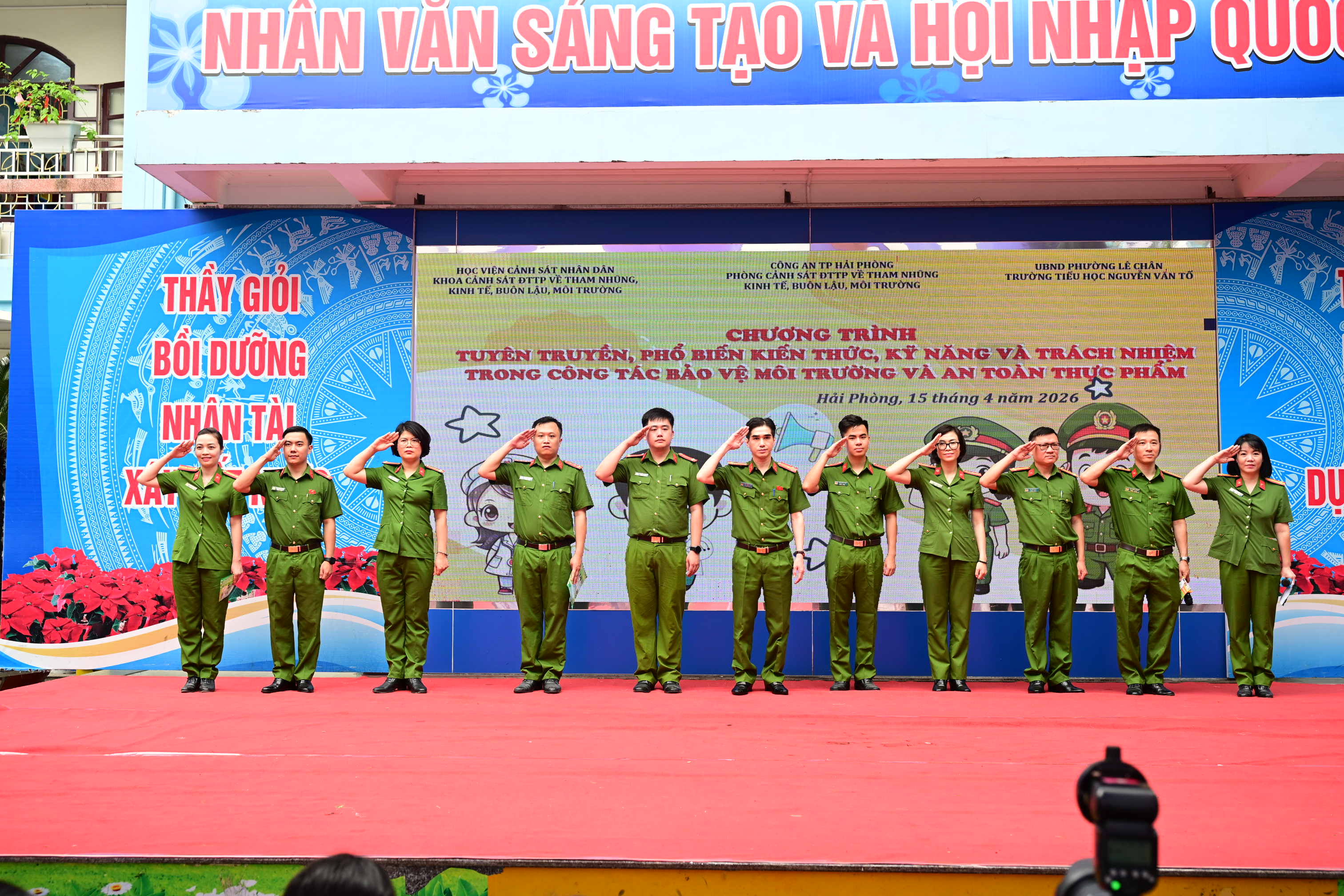 Phòng Cảnh sát Kinh tế phối hợp tổ chức chương trình tuyên truyền về “Công tác bảo vệ môi trường và an toàn thực phẩm” tại Trường Tiểu học Nguyễn Văn Tố